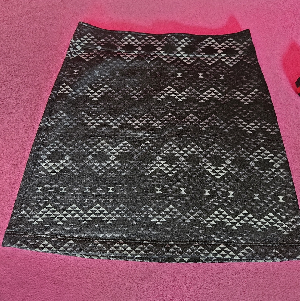 Athleta Geometric Patterned Black and Gray Skirt, Flannel Lined